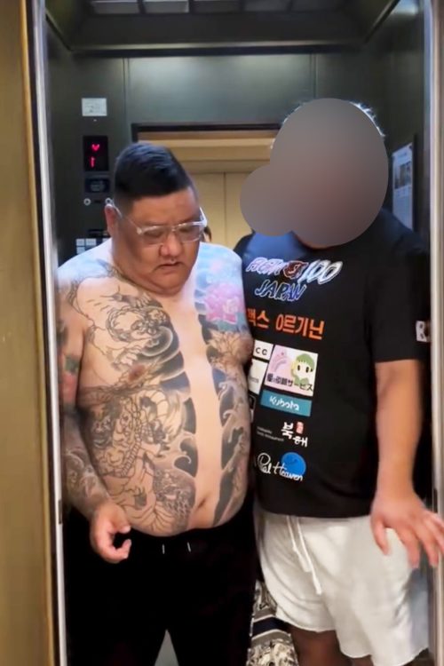 びっしりとタトゥーが彫られている(本人SNSより)