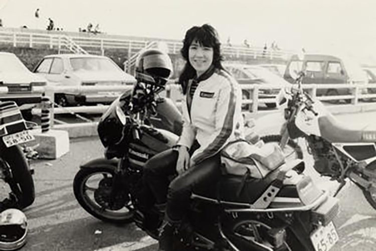 神戸大学卒業後は松下政経塾に。自宅からバイクを飛ばして入学面接に行ったという逸話も(高市早苗公式HPより)
