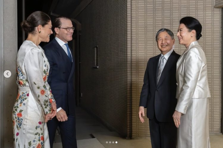 雅子さまはシルバーのセットアップを選ばれた(2025年10月14日、宮内庁公式Instagramより)