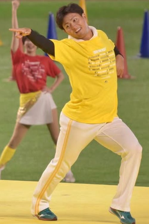 ファン感謝祭でダンスする佐藤選手(Instagramより)