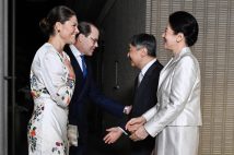 ヴィクトリア皇太子と夫のダニエル王子を招かれた天皇皇后両陛下(2025年10月14日、時事通信フォト)