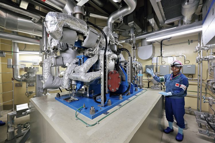 全ての電源が失われた場合に稼働する電源不要の注水設備。原子炉へ注水し核燃料の溶融を防ぐ。福島第一原発事故の反省から設置された