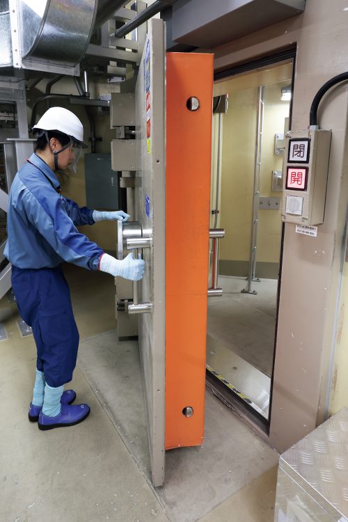 原子炉を冷却する装置や非常電源などが設置されている重要エリアの前には、浸水を防げなかった場合を想定し、分厚い水密扉が用意されている