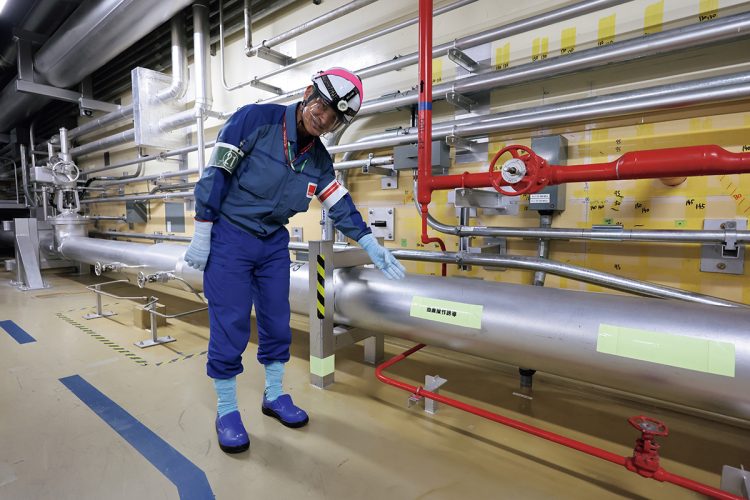 電源が失われ照明が落ちた場合を想定した塗料剤が塗布されたルート表示テープが貼られている