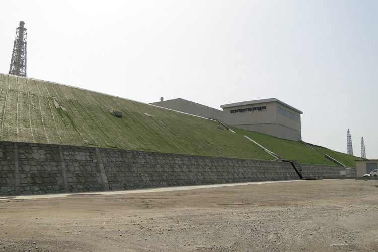 同発電所で想定される津波は7~8m。5~7号機の海抜は12mだが、さらに3mの盛土で15mの防潮堤を設置
