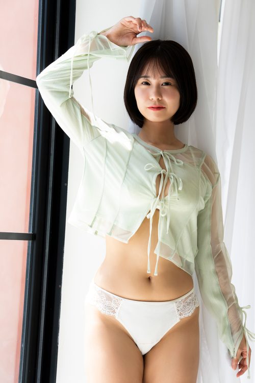 デジタル写真集『夏生なつ プルいGカップ』は各電子書店で好評発売中!