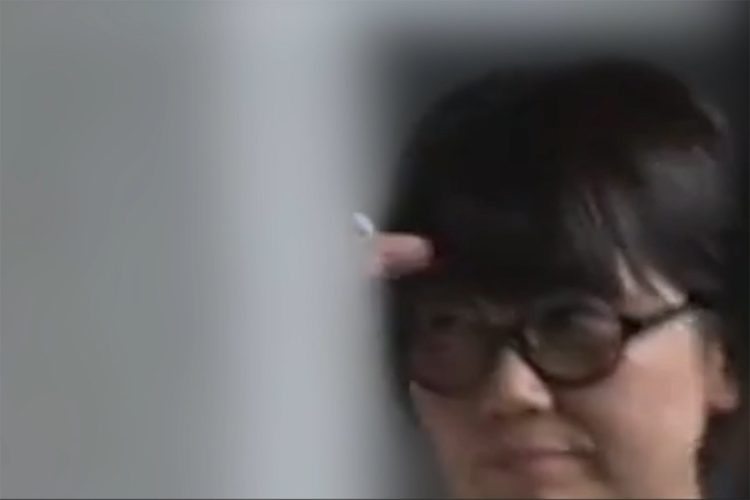 ホテルから出てきた際に黒縁眼鏡をかけている小川市長(証拠動画より)