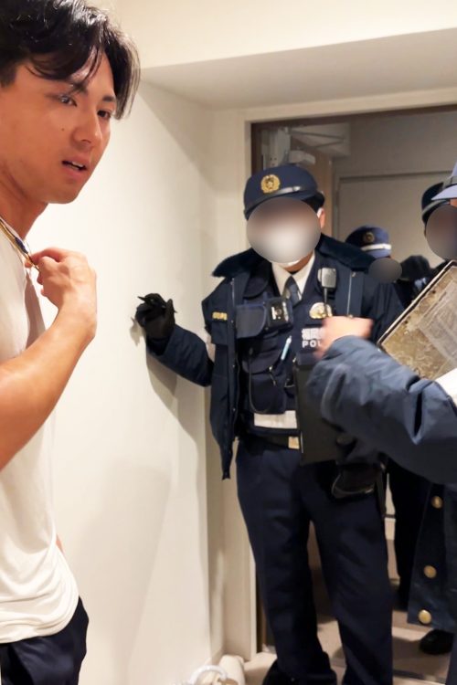 警察から調べを受ける佐藤選手