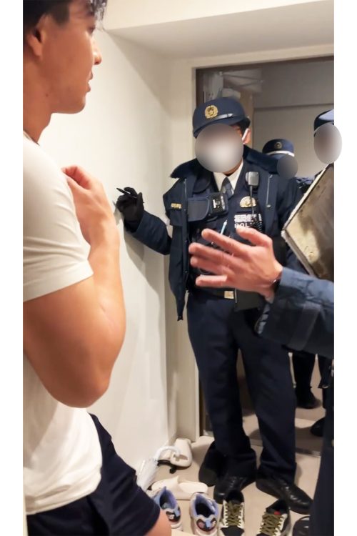 警察から調べを受ける佐藤選手