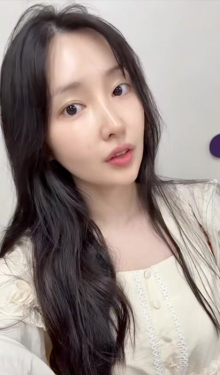 企画・雑談系の配信や人気楽曲に合わせてダンスをする動画で注目を集めていた(Instagramより)
