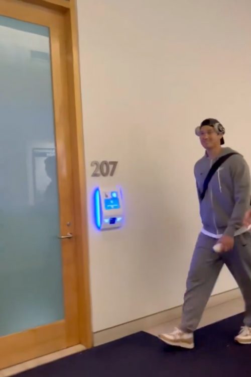大谷が満面の“笑み”でスイートルームに訪れる動画がアップされた(@itsfedexのXより)