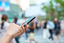 マンションの周囲や敷地内にスマホを見ながら立っている女性が増えた(写真提供/イメージマート)