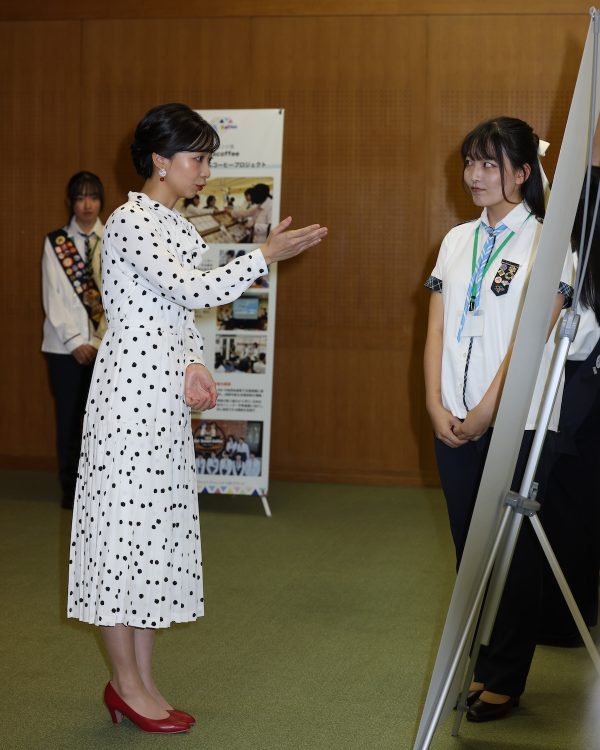 モノトーンのワンピに赤いアイテムを差し色にしていた(2025年10月19日、撮影/JMPA)