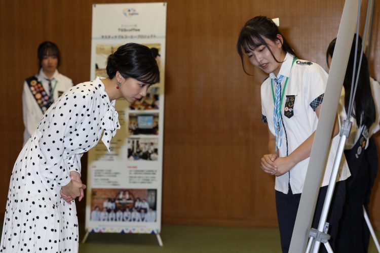 ボウタイは華やかさを演出(2025年10月19日、撮影/JMPA)