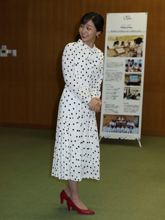 スカート部分が途中からプリーツに切り替わっている(2025年10月19日、撮影/JMPA)