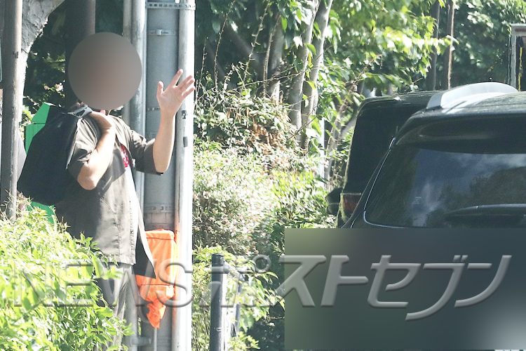 A氏の職場まで送迎。男性は左手をずっと振り続けていた