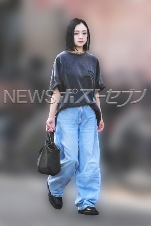 変装なしで歩く安達