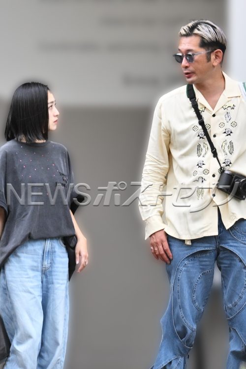 顔を見て話す2人