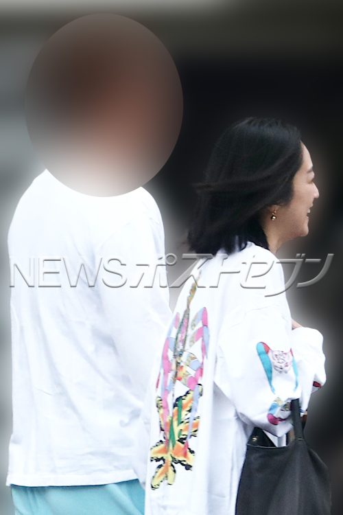 笑いながら歩く2人