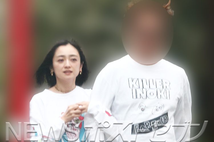 新恋人のA氏と腕を組み歩く姿