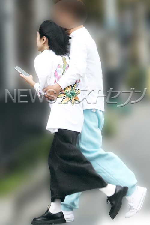 腰に手を回し歩く2人