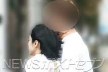 《安達祐実の腰をガッツリ掴んで…》グラサン新恋人と白昼の堂々デート　白Tカップルコーデで街を歩く2人の“意外な接点”