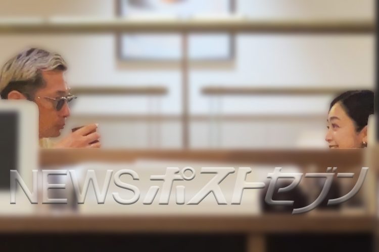 ランチを楽しむ2人