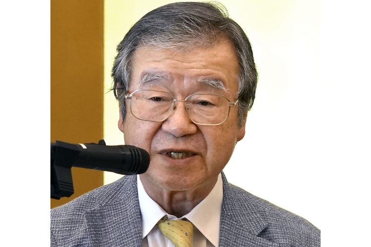日中将棋大会の開幕式であいさつする青野照市九段(2025年8月9日撮影、共同通信社)