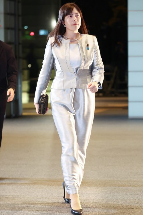 10月21日、首相官邸に入る小野田紀美氏(時事通信フォト)