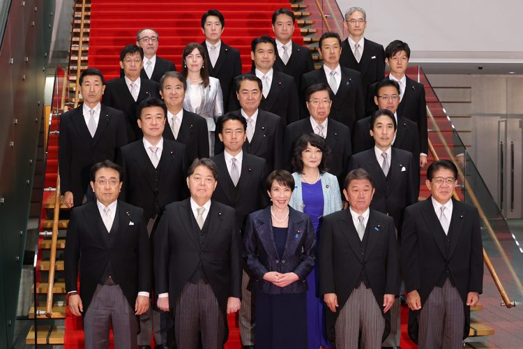 初閣議を終え、記念撮影する高市早苗首相(前列中央)と閣僚ら(時事通信フォト)