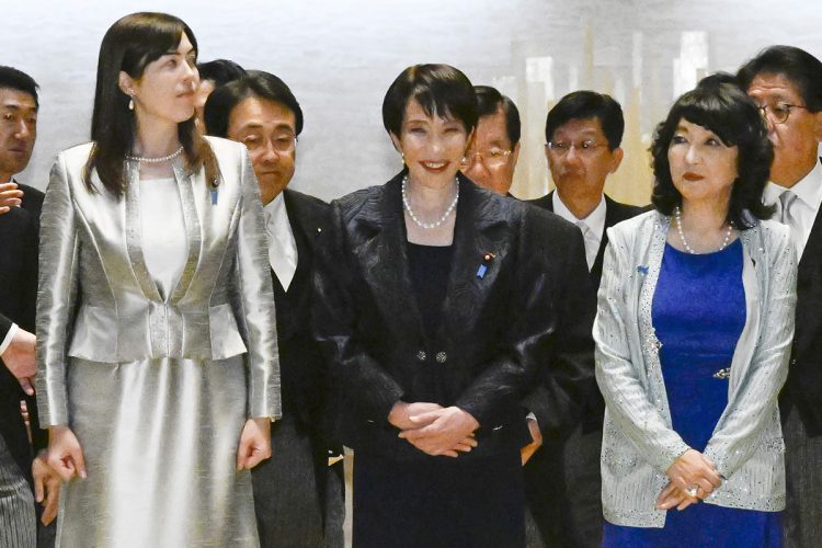 記念撮影に臨む首相ら 高市内閣が発足(共同通信)