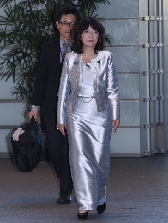2018年に発足した安倍内閣で、地方創生担当大臣として初入閣した際に片山大臣が着用したドレスが、今回、初入閣した小野田紀美経済安全保障担当相と同じと評判に(AFP)