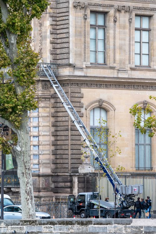 トラックに備えたリフトで侵入したという（時事通信フォト）