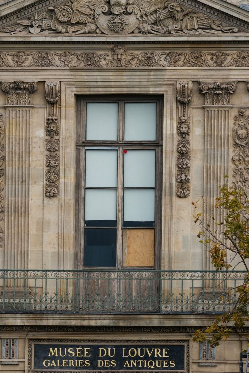 窃盗団から切断された窓（時事通信フォト）