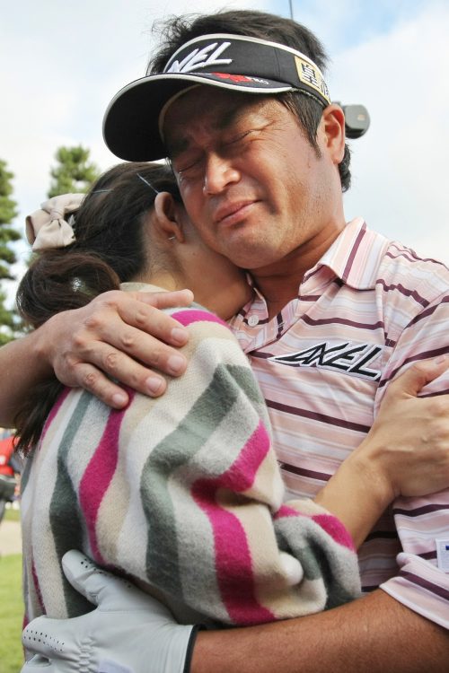 2010年、13年ぶりの勝利を挙げ、夫婦で喜びを分かち合った(時事通信フォト)