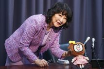 記者会見を終え、財務省の個人向け国債のイメージキャラクター「個子ちゃん」の人形を手に撮影に応じる片山さつき財務相(時事通信フォト)