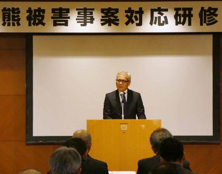 クマによる被害が相次いだことを受けて警察庁が初めて開いた研修会で対応を指示する同庁の阿波拓洋生活安全企画課長。2025年10月16日午後、東京都内(時事通信フォト)