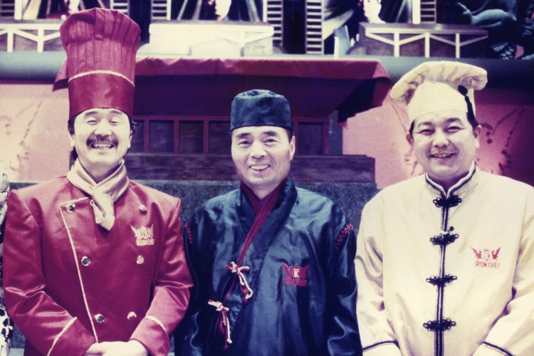 『料理の鉄人』で活躍した坂井さん(左)、道場六三郎さん(中央)、陳建一さん(右)