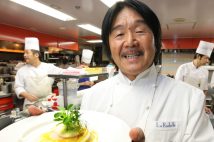 “ムッシュ”こと坂井宏行さんにインタビュー（時事通信フォト）