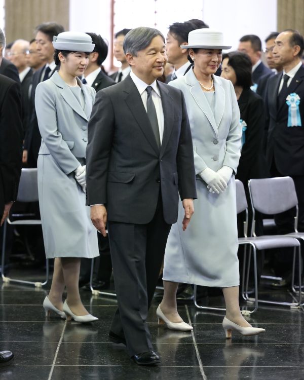 ご一家が慰霊堂を訪れるのは今回が初めてだった。(2025年10月23日、撮影/JMPA)