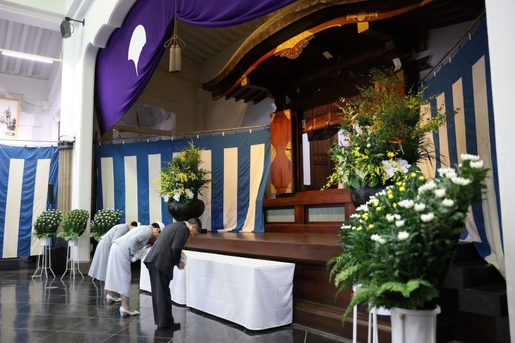 白い花束を供えて深く拝礼された(2025年10月23日、撮影/JMPA)