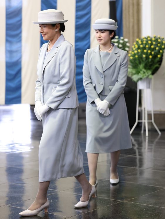 今回もセットアップと帽子をブルーグレー系の似た色で揃えられていた(2025年10月23日、撮影/JMPA)