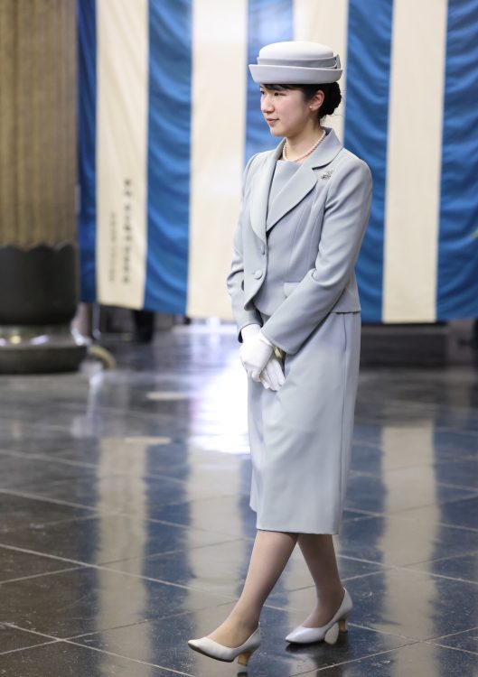 帽子やジャケットがフェミニンさを演出(2025年10月23日、撮影/JMPA)