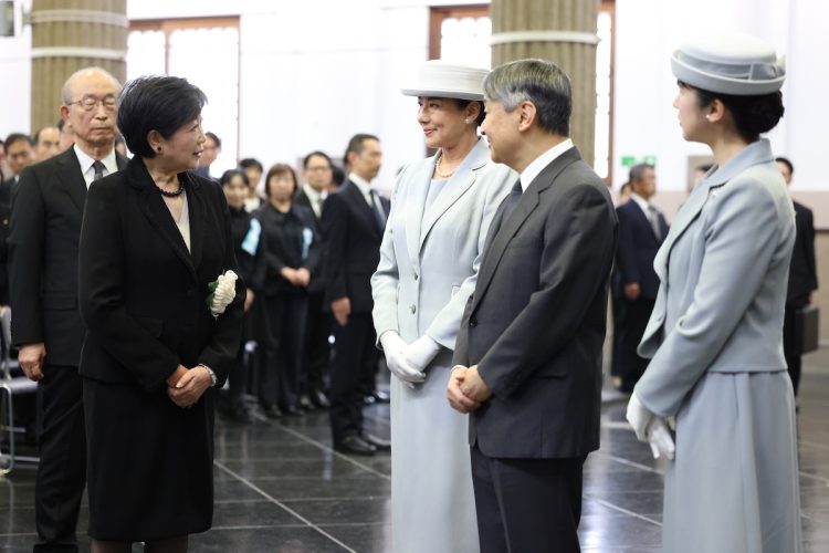 小池百合子都知事らの出迎えを受けられた(2025年10月23日、撮影/JMPA)