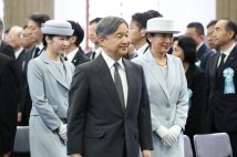 東京都慰霊堂を初めて訪問された天皇皇后両陛下と長女・愛子さま(2025年10月23日、撮影/JMPA)