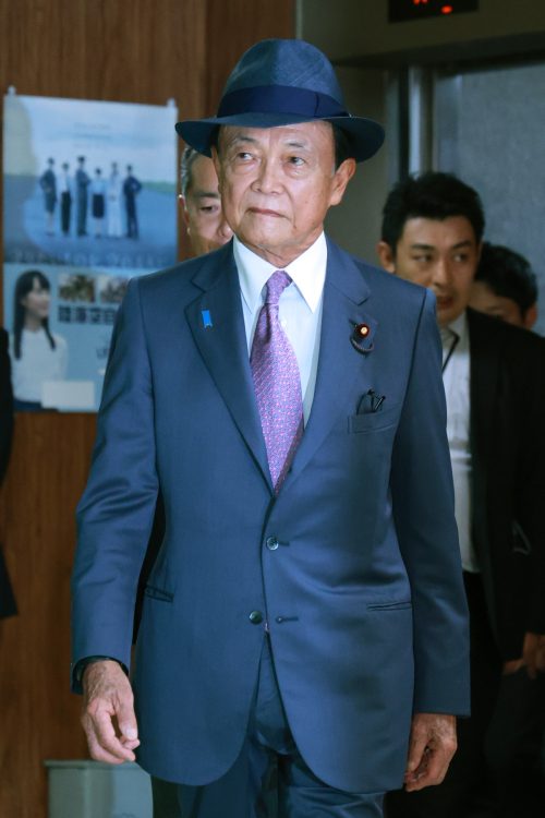 ネクタイをやや右にずらしている（時事通信フォト）