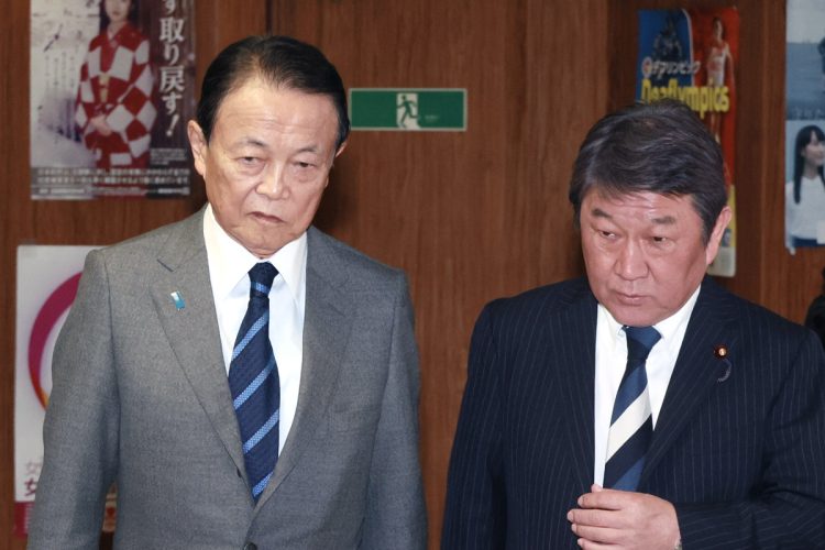 スーツのパンツには重りを入れている（時事通信フォト）