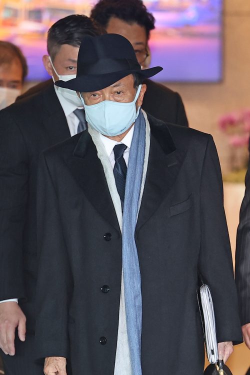 コートに鉛を入れていることも（時事通信フォト）