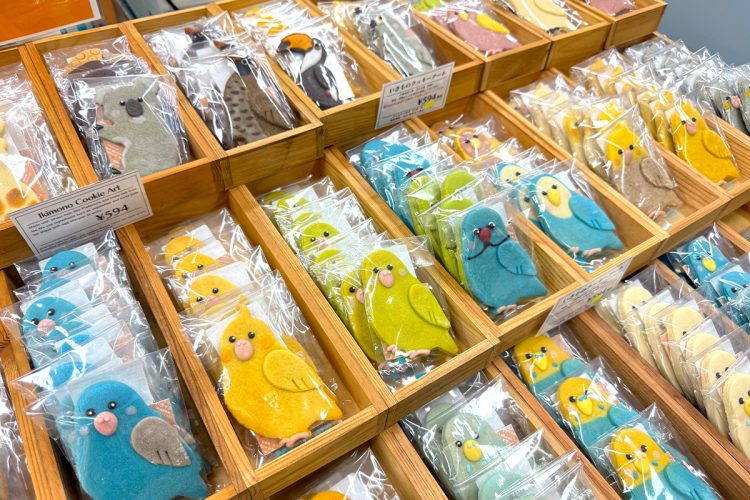 たくさんの種類の鳥型クッキーを販売。取材をしているそばでも、以前飼っていたペットの面影を探す人や、お目当てのクッキーを求めてくる客が後をたたなかった