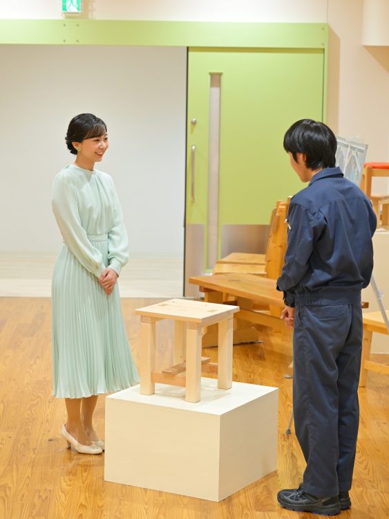 福祉施設を訪問し、入所者が作った木工作品を鑑賞された(2025年10月25日、撮影/JMPA)